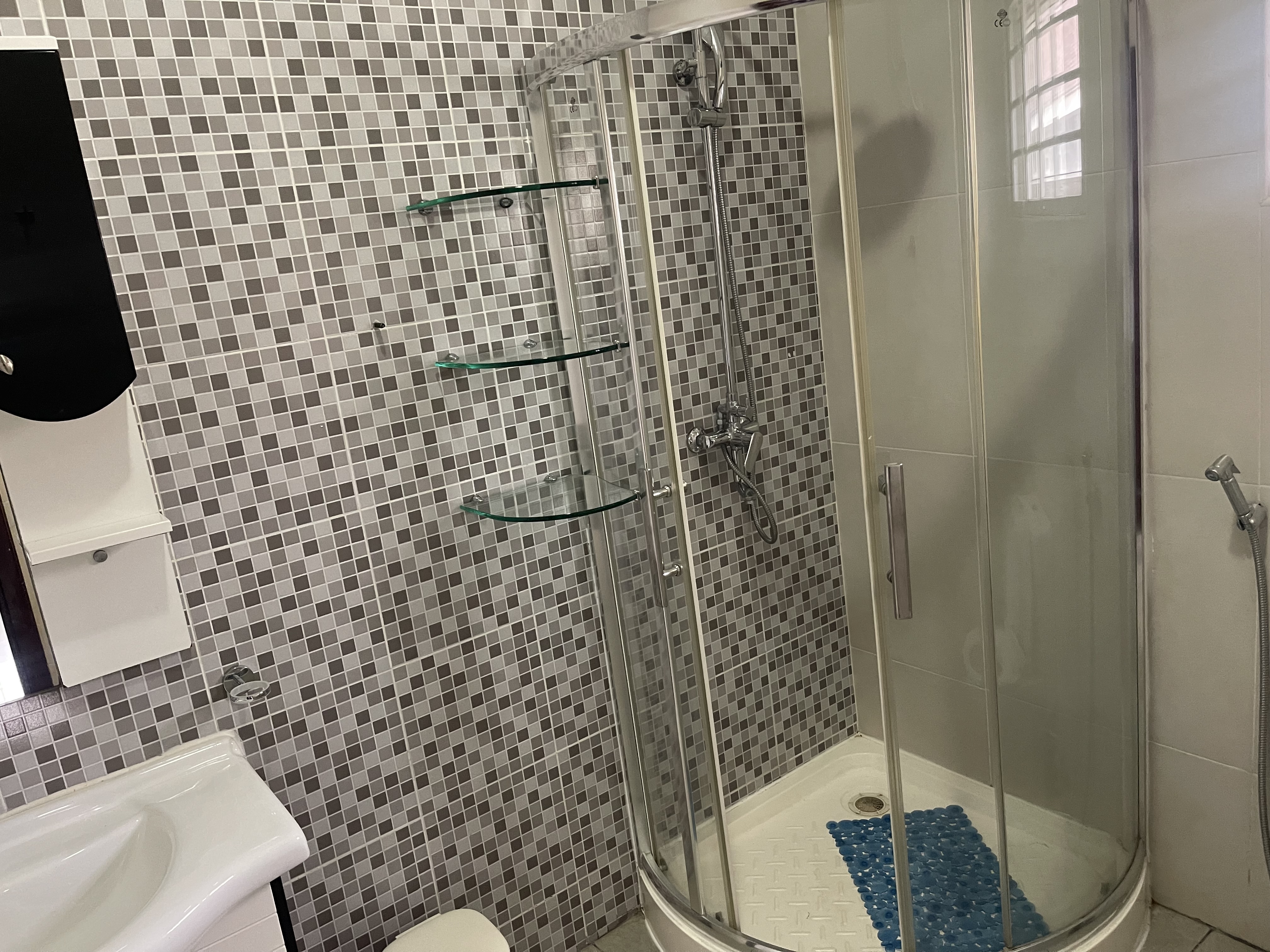 Serene Suburb: Spacious 4-Bedroom Home in East Legon ( fully furnished)